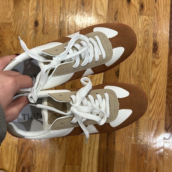 brand new sneakers - Picture 2 of 5